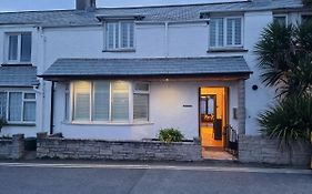 Neet Retreat - Sleeps 7 Next To Beach